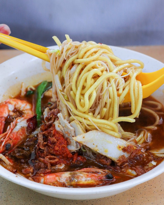 Recommended by @shootandspoon, we made our way to this nondescript, unassuming stall that’s hidden within the S-11 food court for a bowl of Penang prawn mee.