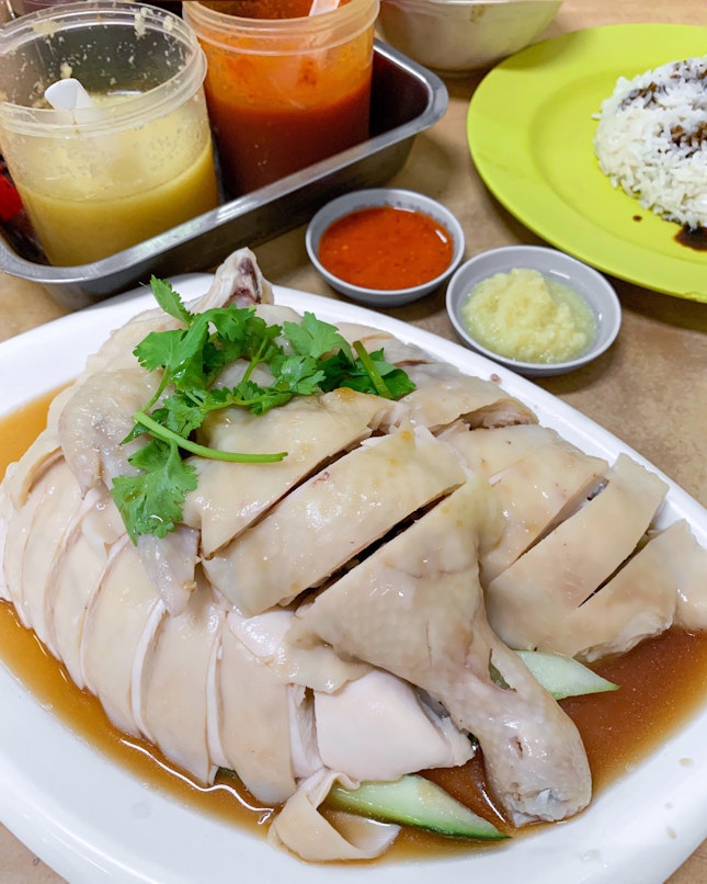 There are several eateries within the vicinity selling chicken rice and one that caught my attention is Chin Chin Eating House as I have noticed that the restaurant is always crowded.