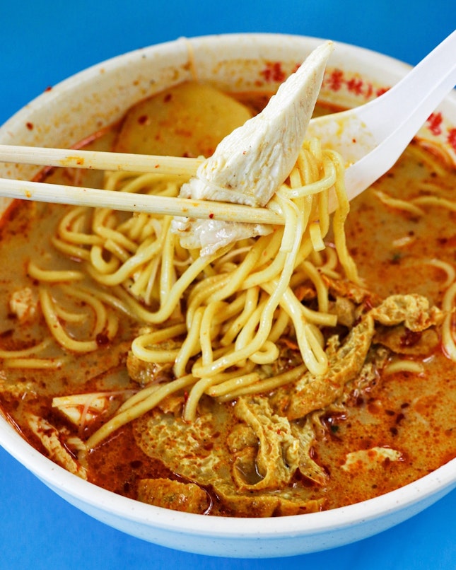 Another stall in the Bedok Interchange Hawker Centre that was listed in the Michelin Guide Singapore and even awarded the Bib Gourmand is Hock Hai (Hong Lim) Curry Chicken Noodle.