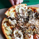 PizzaExpress Singapore is on a mission to bring us around the world with four new pizza flavours, taking flavour combinations and inspirations from each of these origin countries such as the USA Hamburger Pizza ($26), Japanese Okonomiyaki Pizza ($26), Mexican Chilli Beef Pizza ($26) and Italy Etna Pizza ($26).