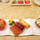 Prettiest plate of wedding appetisers ever - 
Jellyfish 🐙
Roasted Suckling Pig 🐷
Roast Duck 🐥
Spring Roll 
Prawn Salad 🍤