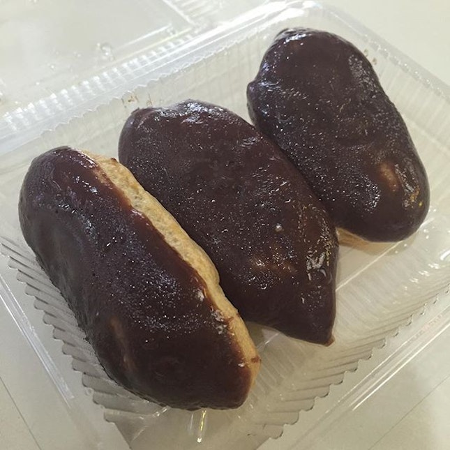 Chocolate Eclairs ($2.70 for 3 pieces)
Don't know why but its texture & taste somehow reminds us of a certain factory in Singapore which supply pastries in bulk at very cheap prices.