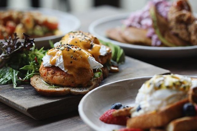 Although nothing quite screams Sunday breakfast than the classic eggs ben, @alteregosg’s vivid rendition will leave you salivating over some incredible pan-seared salmon cakes that got us hooked and swelling with much excitement.