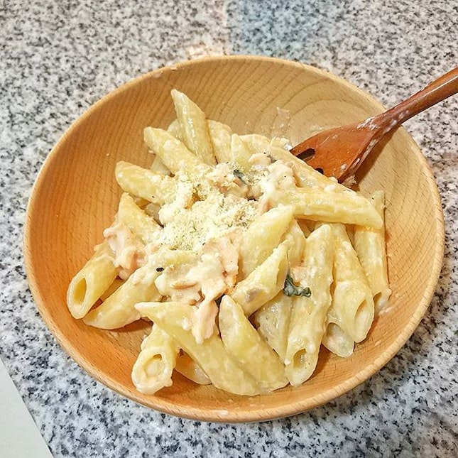 One pan creamless salmon cheese pasta 🤣 #muixrecipes #muieats
.