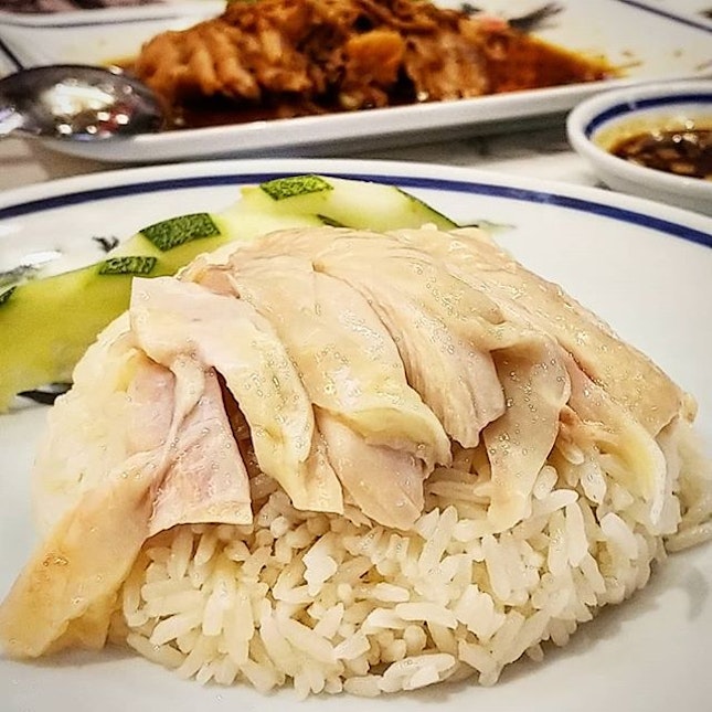 The spanking new ก.อัง chicken rice that hails from ประตูน้ำ, a new recipient of the Michelin Bib Gourmand 2018, has hit the ground running in Singapore.