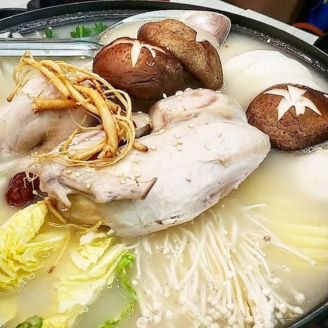 So, i downloaded the @seoulyummy app, and there r some preloaded discount vouchers for redemption; tried the double double
🎟
Wangbi pot, chicken frolicking in ginseng porridge with glass noodled within, stacked on sliced daikon, napa cabbage, golden mushrooms, shitake dates & spring onions.
