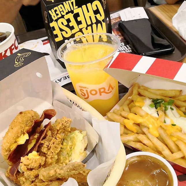 Mac 'N Cheese Zinger, the latest creation from KFC was supposed to give an extra cheesy moment between me and my food but I'm disappointed that the relationship is just not cheesy enough.