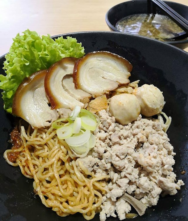 A new stall has pop out in @yishunparkhc and they are selling Minced Meat Noodles.😍
@51mincedmeatnoodles not only sell your ordinary Bak Chor Mee but also sell a fusion type.😮
Signature Noodles($5)🍜
You can choose either Mee Kia/Mee Pok/Kway Teow.