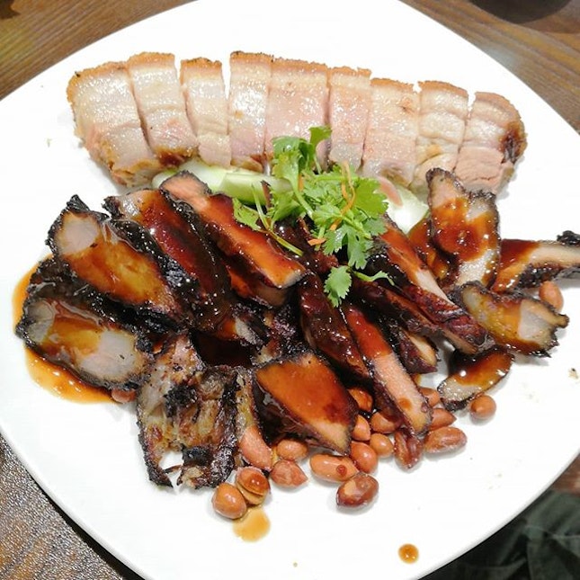 Relax yourself and enjoy homey food with your friends and family @lim_spring_court
While you are busy chatting about life, don't forget to feast on their delicious food.🤭
Not forgetting to mention their Black Char Siew and Roast Pork Belly.😍
Black Char Siew had succulent chewy firm meat drizzled with appetizing sauce and every bite give its robust flavour.😋
Roast Pork Belly had juicy meat with crispy skin but is kinda normal.