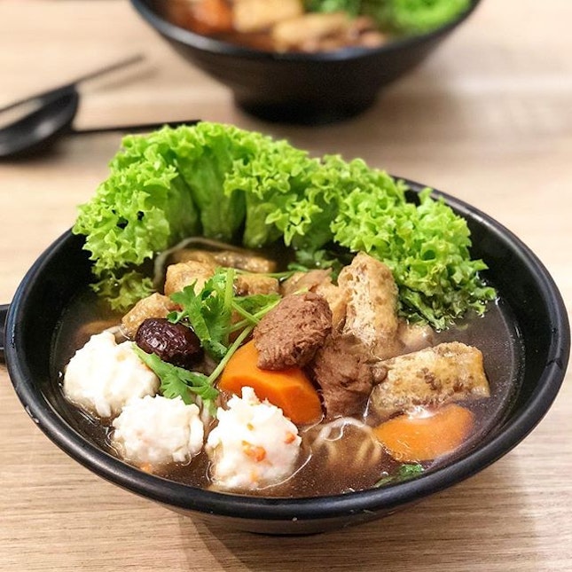 If you have not tried @greendotsg yet, you are missing out on some good stuff!😝 Yet another place serving up healthy, wholesome and delicious food that makes my tastebuds happy too 😅 [Angelica Herbal Noodle-$7.90] 
Absolutely loved this bowl of noodles.