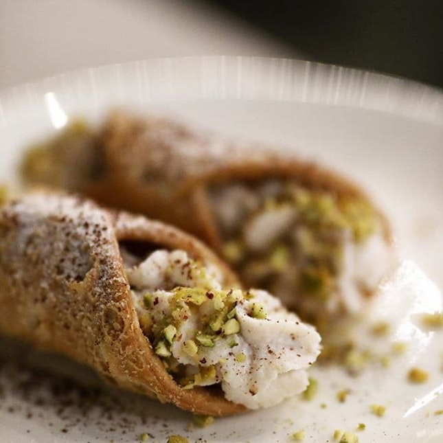 Cannoli with pistachio and ricotta filling at @in_piazza_italian_restaurant 🇸🇬
.