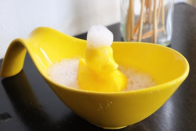Always want to try this and surprisingly find it tastes very nice beside its super cute “Rubber Ducky” appearance 🐤
It’s actually a mango sorbet with creamy pudding, and lemongrass bubbles.