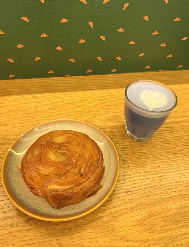 Kouign Amann & blue pea latte