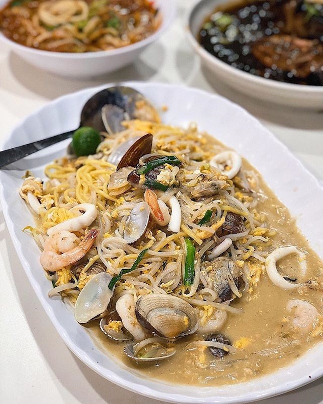 [Aljunied] Their La La Hokkien Mee ($16) here is the wetter version, with a thick, flavourful, and wok hei-laden gravy that hugs every strand of noodle nicely.