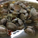 Fresh clam cooked in ginger and Chinese herbal soup- found in a Malaysian Chinese eatery(known as Dai Chao) in the heart of Kuala Lumpur, Malaysia 🇲🇾 .