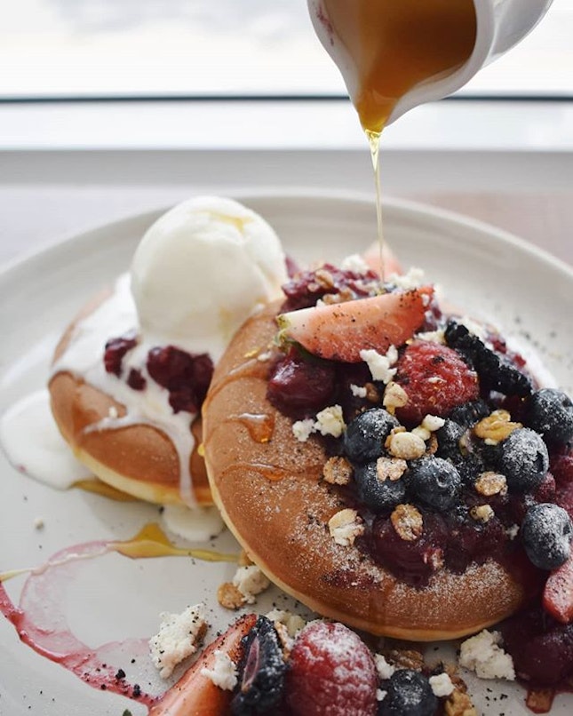 Pancakes in the morning has never felt better 😌 
RICOTTA PANCAKES

Thick fluffy pancakes topped with fresh mixed berries (Straw,Cran,Blue,Rasp and Blackcurrant), riccota cheese, a scoop of yogurt ice cream and drizzled with maple syrup.