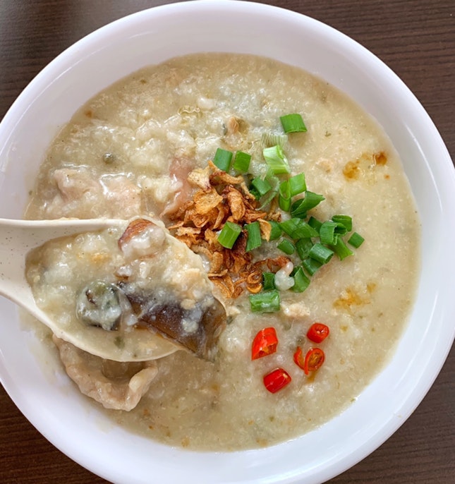 Signature porridge from @sinhengkeeporridge, Located near Chong Pang Food Market, is a perfect breakfast for wet day.