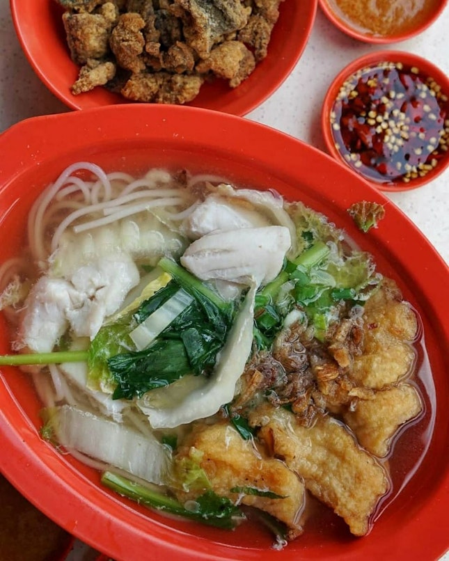 Back to Lu Jia Fish soup.
Perfect combination between mix fish soup and and fried fish skin.