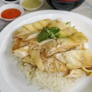 Doesn't judge by the looks.
Even its looks like average chicken rice, but is not.
