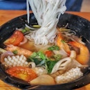 Tom Yum noodle soup clear from @jjthaicuisinesg.