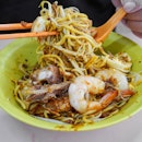 I love this bowl, Chilli mee from Chung Cheng. It’s a chilli prawn noodle stall at Golden Mile Food Centre.