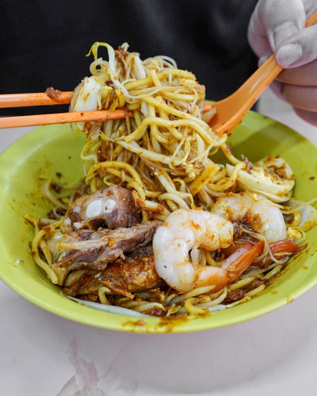 I love this bowl, Chilli mee from Chung Cheng. It’s a chilli prawn noodle stall at Golden Mile Food Centre.