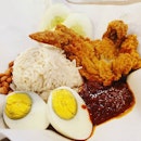 Surprisingly good nasi lemak 😍 very fragrant rice, nice chicken wings and chilli!