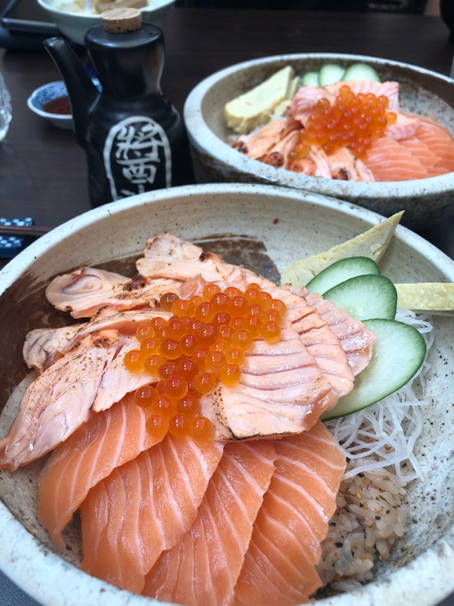 Salmon sashimi & aburi don