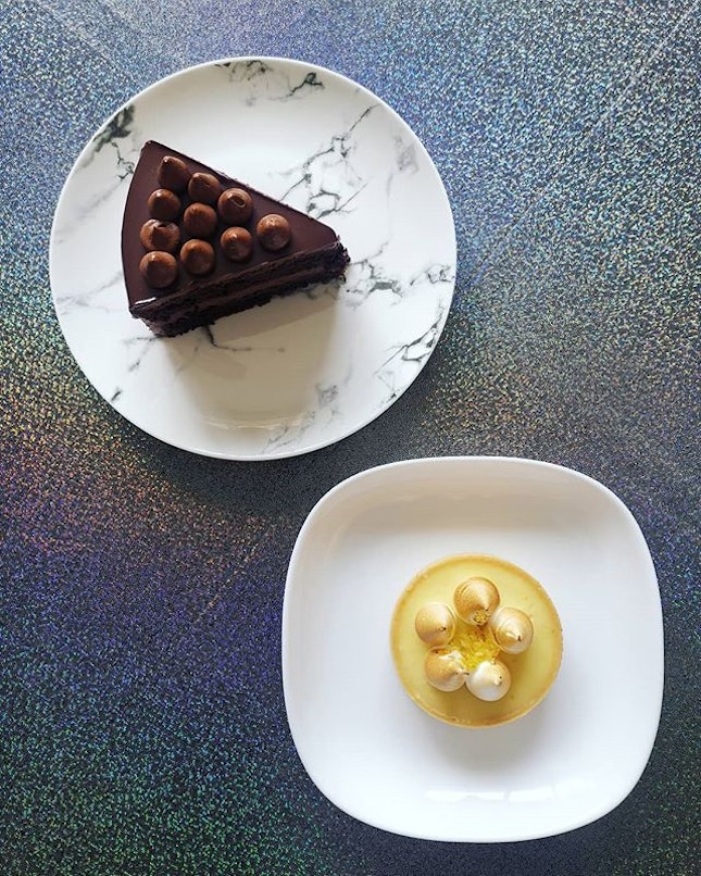 Happy weekend 🎉
Chocolate cake and Lemon Tart from @lolascafesg
-
Super dense and moist chocolate cake, suitable for chocolate lovers.