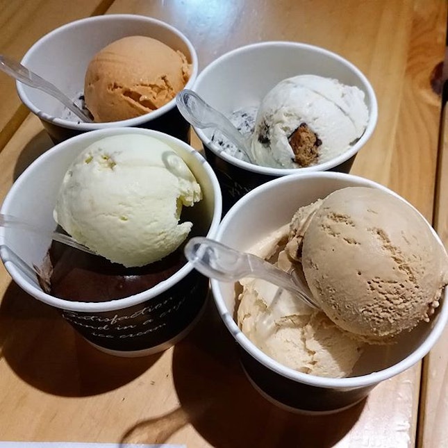 8 scoops of ice cream from Twenty Grammes!