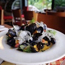 Mussels cooked with white wine.