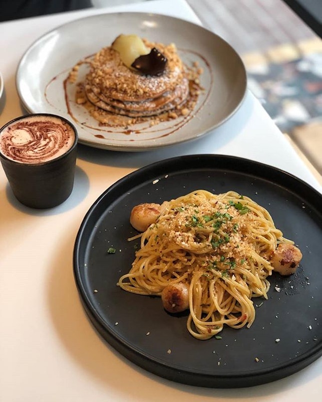 Brunch in the form of aglio olio and oh, so heavenly earl grey pancakes with cookie crumbles and poached pear!