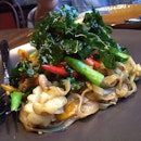 เส้นจันผัดขี้เมาทะเลครั้ช dat crispy basil is the best element on this dish tho #yum #thaifood #foodporn #instafood