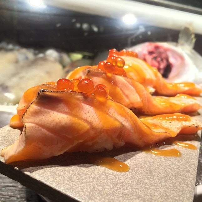 Salmon Aburi #salmon #salmonaburi #aburi #sushi #jp #japanese #japanesefood #starvingtime #aroidee #aroihere #kinkin #kinraidee #bkk #bkasia #bkkmenu #shinsoko #foodporn #instafood #yum #noms #ดึกแล้วจะโพสต์อะไรก็ไดั #ดึกแล้วจะทำร้ายใครก็ได้