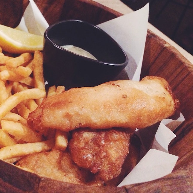 Fish & Chips ครั้ช อร่อยมาก ไม่คิดว่าร้านแบบนี้จะอร่อยได้ #fishandchips #chips #yum #noms #starvingtime #wearkinkin #kinaraidee #aroihere #aroidee #bkk #bkasia #bkmenu #foodporn #instsfood #ดึกแล้วโพสต์ไรก็ได้ #ดึกแล้วจะทำร้ายใครก็ไดั