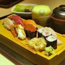 【Take Sushi Set】Wonder why is my Ika sushi being replaced by an aburi sushi..😢
#magurodonyamiuramisakikou #magurodonya #foodstagram #japanesefood #sushi #nigirisushi #foodporn #sgfood #sgfoodies #instafood #instafoodie #burpple #burpplesg #CHTeamLunch