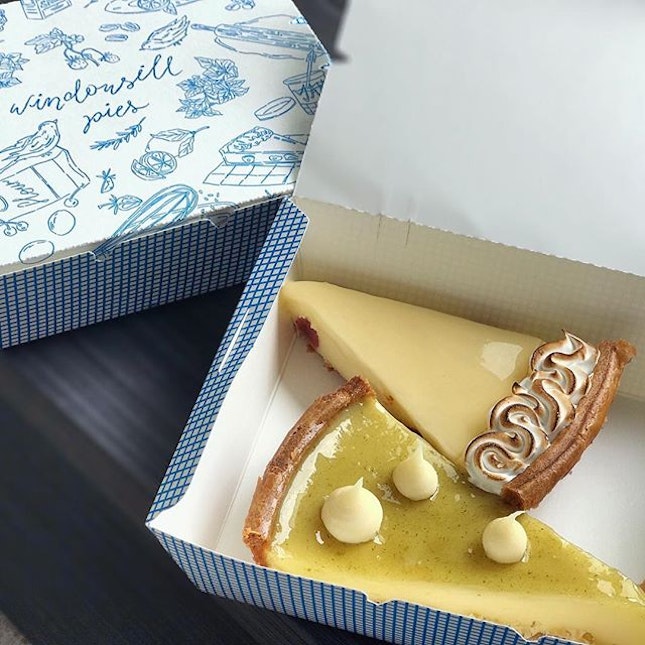 【Strawberry Lemon VS Sparkling Yuzu】My all time favourite Tart Cafe @windowsillpies has finally open its shop nearer to my house!!😍 Their tarts never fail to disappoint me👍🏻 The new takeaway packing is pretty but I kind of missed the old packing of the brown box with a small transparent cover on top..