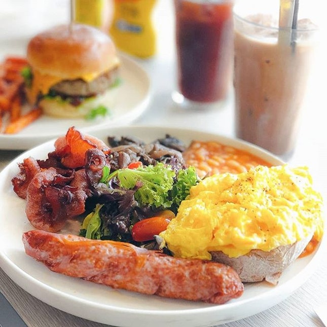 Have always felt that Craftsmen serves one of the best iced mocha around, so we decided to pay them a visit again to try out their Craftsmen Big Breakfast ($25) and Craftsmen Big Burger ($21)!