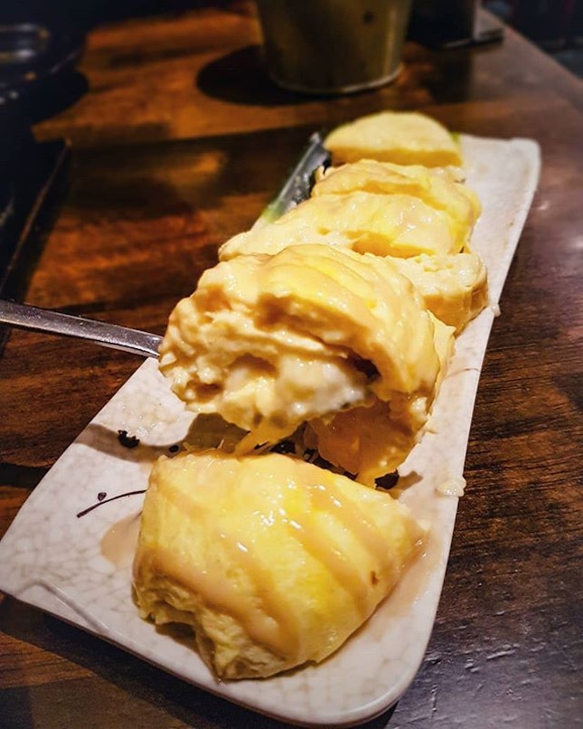 For egg lovers (like myself), this plate of Honey Mustard Cheese Egg Roll ($9.80) must be what dreams are made of 😍
.