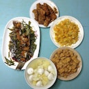 #dinner tonight - just some steamed fish with sauce, pork ribs simmered down in sauce, plate of wet vegetables (we call it popiah 菜), deep fried popcorn chicken and some refreshing soup with fishballs!