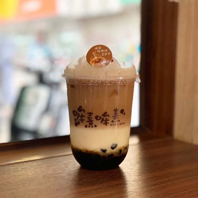 👣 Tainan, Taiwan
-
🥤 高山阿萨姆红茶拿铁加珍珠 Black Tea Latte with Pearl ~S$3
⭐️ 5.5/10
🍬 50%
⚫️ pearl is chewy but tasteless
💭 This shop offers free pearls!