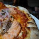 Fresh salmon and capers pizza