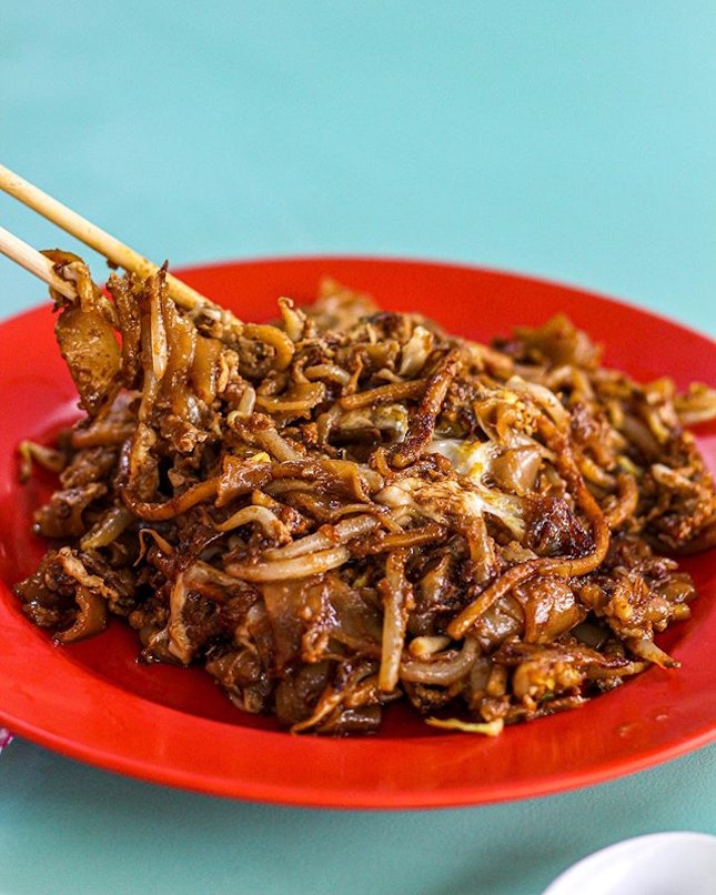 [🇸🇬] #culivinarysg 
BIB GOURMAND OUTRAM PARK CHAR KWAY TEOW at Hong Lim Food Complex
The queue was long for this kway teow but it was quite fast so it took me only a while before I received my plate of Michelin Bib Gourmand awarded kway teow.