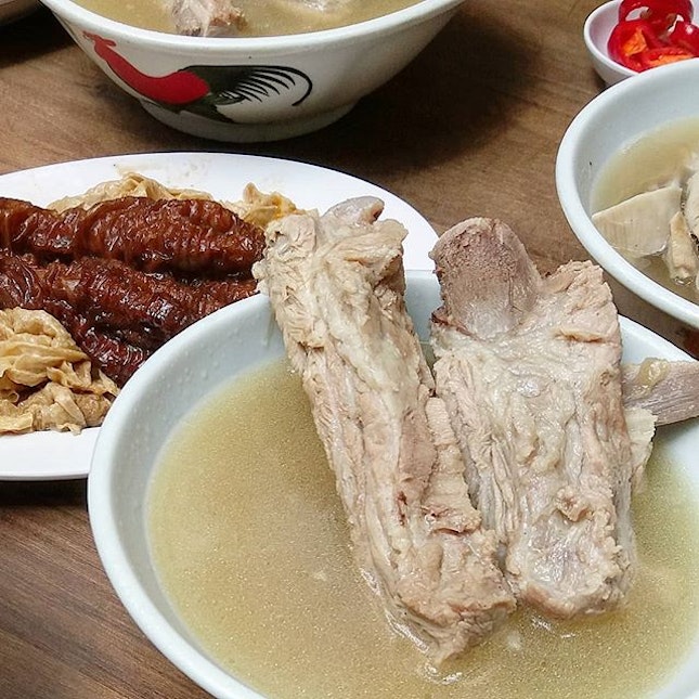 🤤 ❤ Yummy fall-of-the-bone tender pork ribs in peppery soup at Song Fa.