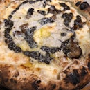 Umbrian black truffled pizza