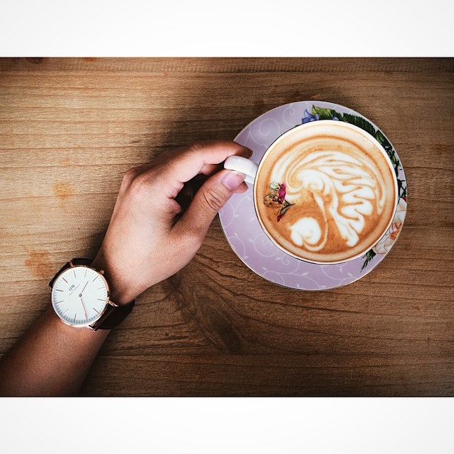Holiday coffee with gang ~ #theowlscafe #cafe #coffee #cafekl #cafehop #cozy #DW #Danielwellington #rose #latte #holiday #watch