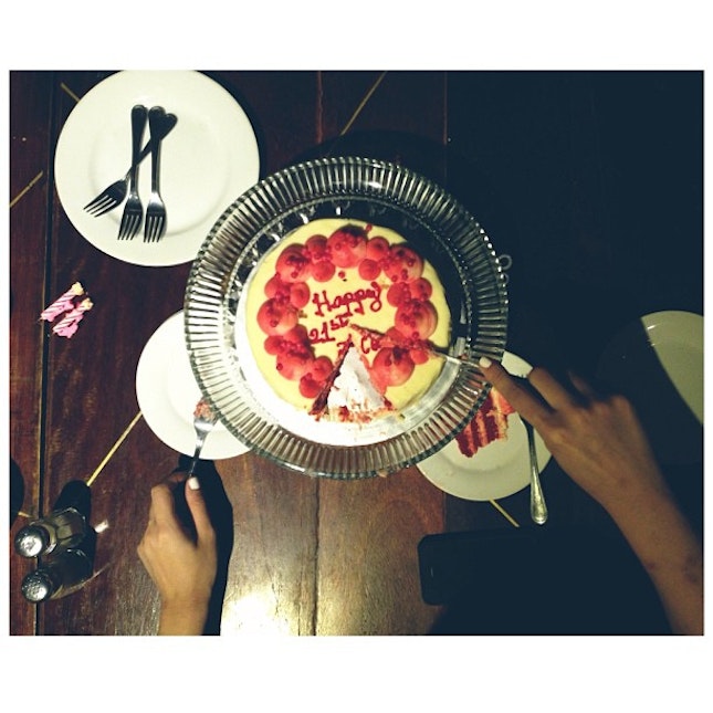 #Italian #food #birthday #dinner #besties #redvelvet #cake #potd #love 🎂Happy 21st to @jaccqueline 🎂 💋💋💋💋💋💋💋💋💋💋