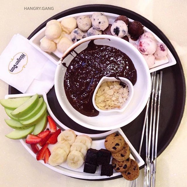 Chocolate Fondue Date 💕 Perfect for sharing with large group of friends.