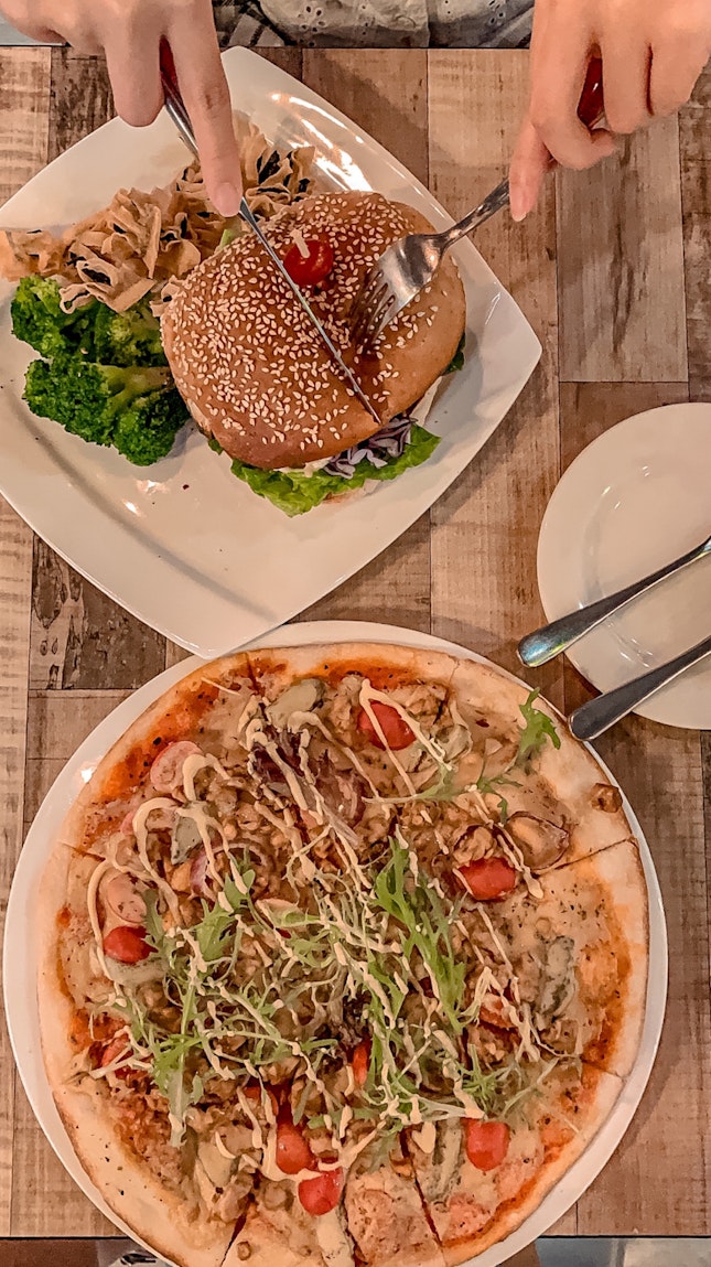 Smoocht’s Burger And Pizza