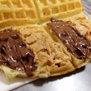 Since I've recovered more or less, it's time to spam some Nutella & peanut butter on favourite waffle!